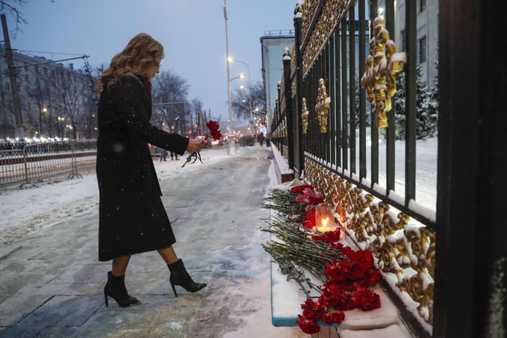 פרחים ב שגרירות קזחסטן ב מוסקבה לזכר ההרוגים ב מהומות מחאה 
