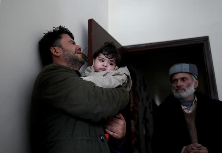 נהג מונית שמצא תינוק בנמל התעופה ב קאבול מוסר אותו לסבא שלו אפגניסטן