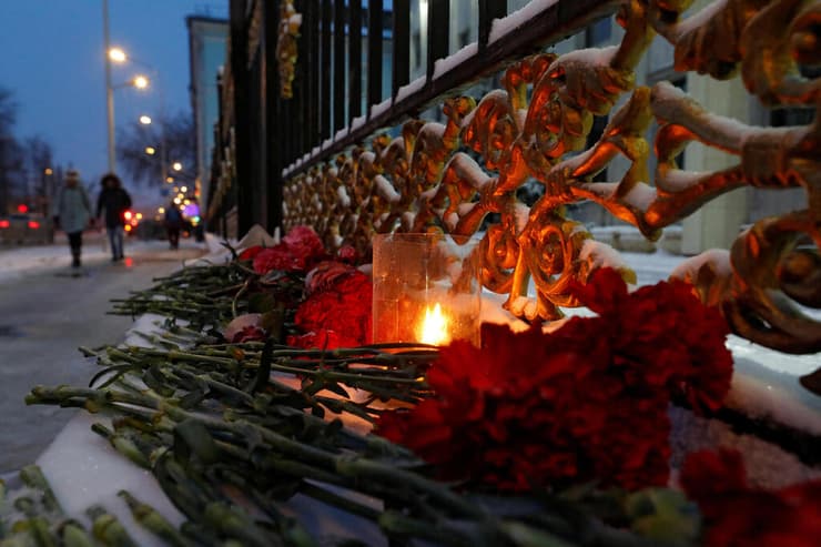 פרחים ב שגרירות קזחסטן ב מוסקבה לזכר ההרוגים ב מהומות מחאה 