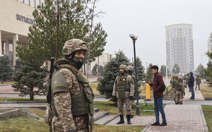 קזחסטן שימקנט כוחות ביטחון חיילים ליד בניין ממשלתי