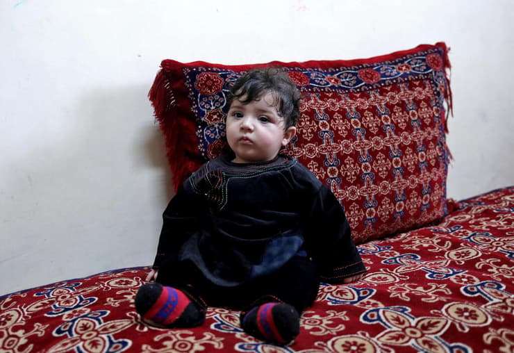 ה תינוק סוהיל שנמצא בנמל התעופה ב קאבול אפגניסטן