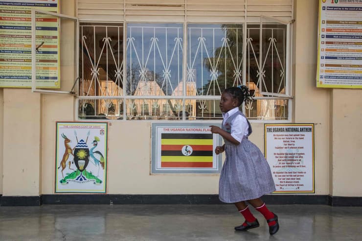 אוגנדה קורונה חוזרים ל בית הספר אחרי שנתיים