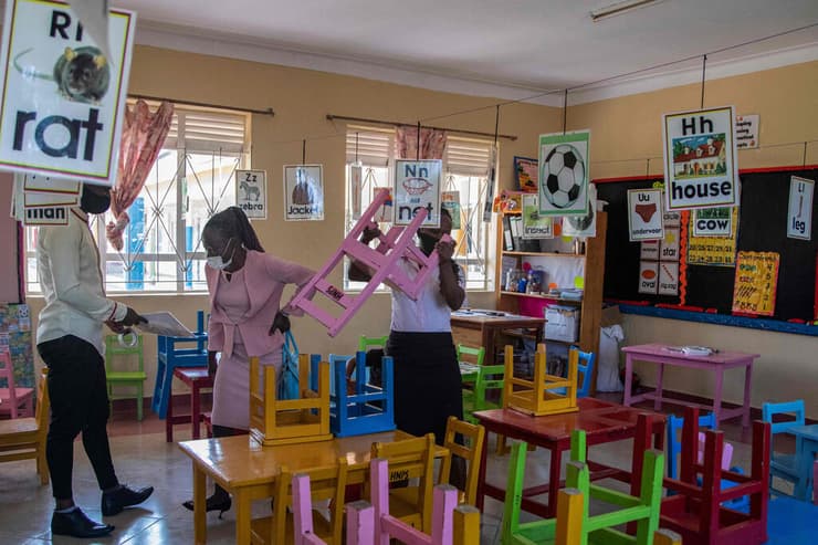 אוגנדה קורונה חוזרים ל בית הספר אחרי שנתיים