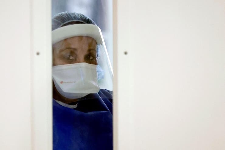 צוות רפואי ב בית חולים שיבא ב תל השומר ב-11 בינואר לקראת פתיחת מחלקת קורונה ל ילדים