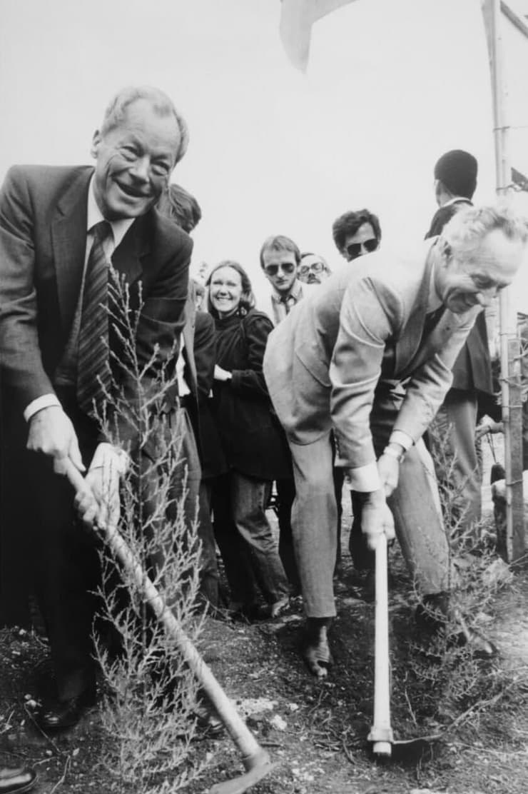 ראש ממשלה שמעון פרס נוטע עץ עם קנצלר גרמניה לשעבר וילי ברנדט ב1985
