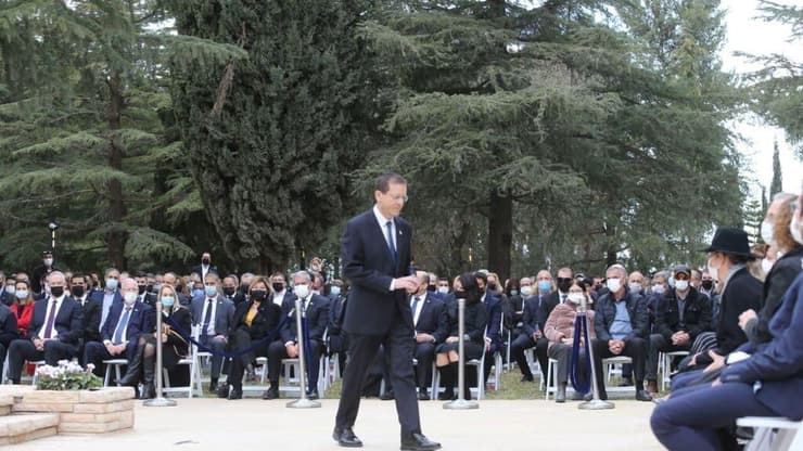 יצחק הרצוג נשיא המדינה בטקס ההלוויה לאימו אורה הרצוג ז"ל