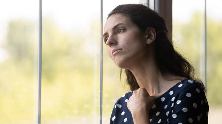 הוא אמר לי שהוא לא אוהב אותי יותר (צילום: Shutterstock) אישה חושבת מחשבות