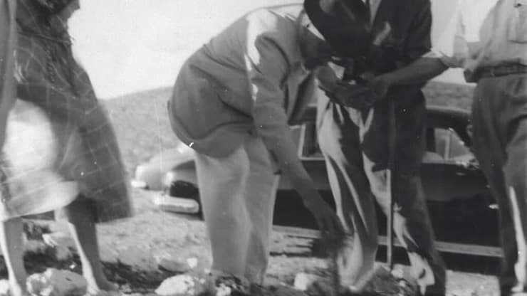 חיים ויצמן נוטע עץ באשתאול 1951