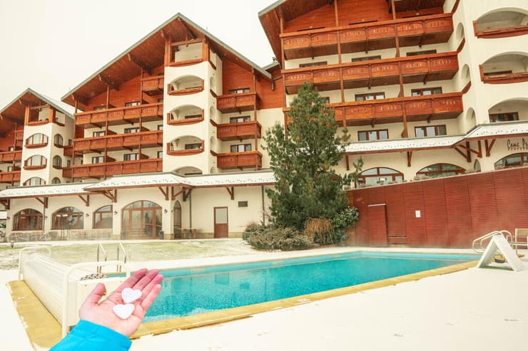 הבריכה המחוממת במלון קמפינסקי. בנסקו, בולגריה