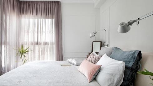 מיקום המיטה אל מול החלון יאפשר לראות פיסת שמיים בעת מנוחה במיטה