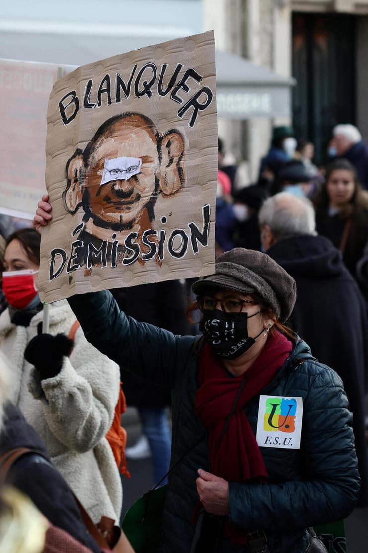 מורים מפגינים נגד הנחיות ה קורונה במערכת החינוך ב צרפת בעיר פריז
