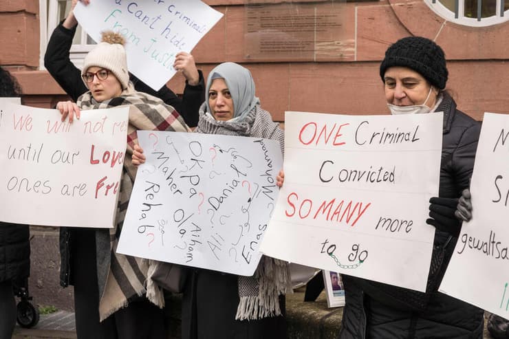 מפגינים הפגנה  מחוץ לבית המשפט בעיר קובלנץ גרמניה  שם הורשע אנוואר רסלאן קצין מודיעין סורי לשעבר ב עינויים פשעים נגד האנושות ב סוריה