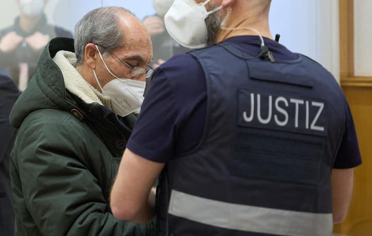 אנוואר רסלאן קצין מודיעין סורי לשעבר שהורשע ב עינויים פשעים נגד האנושות ב סוריה ב בית משפט ב גרמניה 