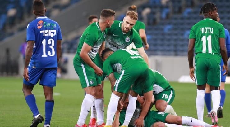 שחקני מכבי חיפה חוגגים עם עומר אצילי. שער ראשון בירוק (עמרי שטיין) שחקני מכבי חיפה חוגגים עם עומר אצילי. שער ראשון בירוק