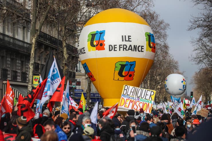 מורים מפגינים נגד הנחיות ה קורונה במערכת החינוך ב צרפת בעיר פריז
