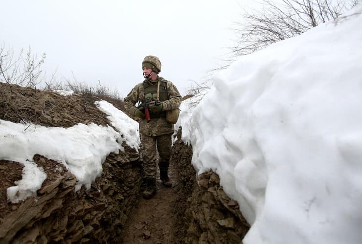 לוחמים אוקראינים בקו החזית מול הבדלנים הפרו-רוסים ב מזרח אוקראינה במחוז דונצק