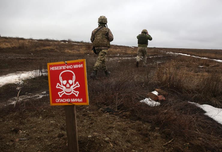 לוחמים אוקראינים בקו החזית מול הבדלנים הפרו-רוסים ב מזרח אוקראינה במחוז דונצק