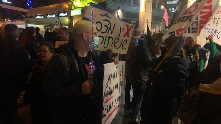 הפגנה נגד עסקת טיעון לנתניהו ליד ביתו של היועמ"ש מנדלבליט