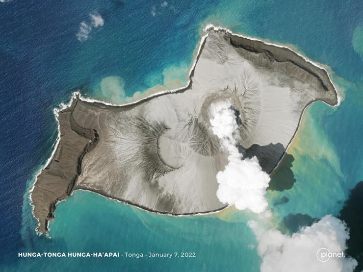 הר הגעש הונגה טונגה פולט אפר שבוע לפני ה התפרצות הגדולה באוקיינוס
