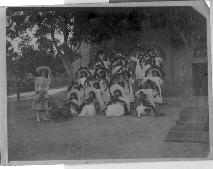 ט"ו בשבט בבית החולים שערי צדק, 1909-1902. בנות לבושות לבן אוחזות בקשתות פרחים