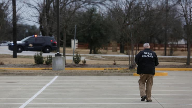 כוחות הביטחון מחוץ לבית הכנסת בטקסס