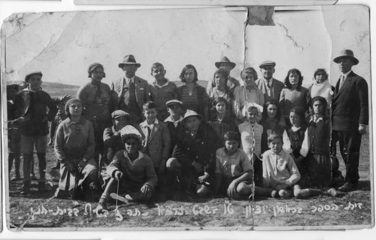 ט"ו בשבט 1931: כיתה ז' בבית הספר בראשון לציון בטיול לתל חנן. מימין עם הכובע המורה והסופר שמואל בס, לידו חבצלת בן זאב