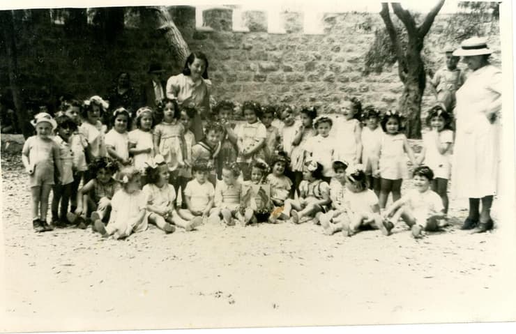 ט"ו בשבט 1942 בשכונת זיכרון משה בירושלים. ילדי הגן של חסיה סוקניק, הגן המודרני הראשון מחוץ לחומות