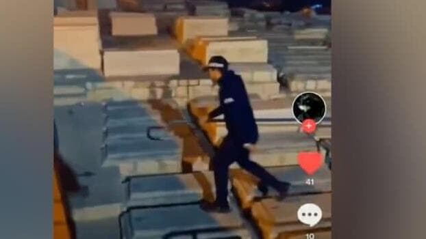 סרטון מתוך טיקטוק - נסים עוויסאת קופץ על מצבות בבית קברות יהודי בזמן מבצע ''שומר החומות''
