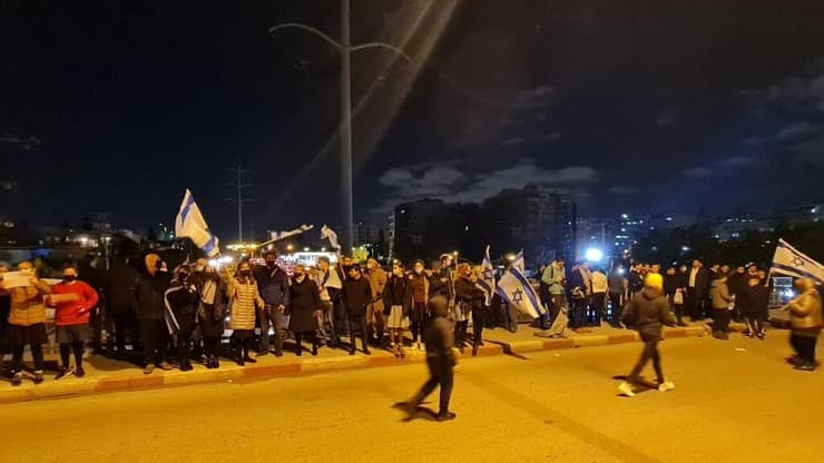 הפגנה נגד ממשלת בנט בגשר קוקה קולה במחלף גבעת שמואל