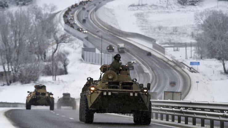 חיילים רוסים בחצי האי קרים טנקים רכבים משוריינים של צבא רוסיה