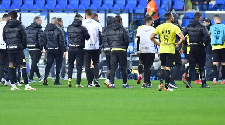 שחקני מכבי נתניה מודים לקהל (חגי מיכאלי) שחקני מכבי נתניה מודים לקהל