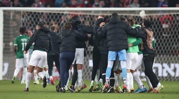 שחקני מכבי חיפה חוגגים