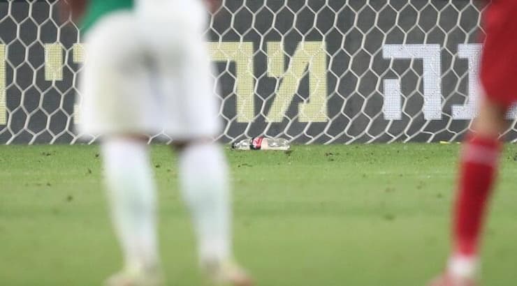 בקבוק קולה שנזרק בטרנר (רדאד ג'בארה) בקבוק קולה שנזרק בטרנר