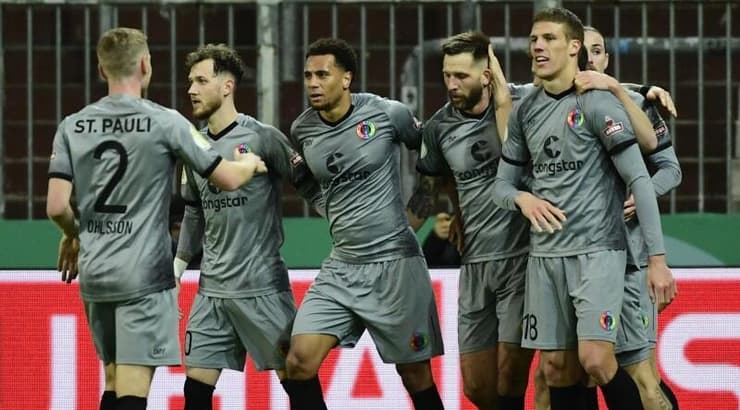 שחקני סט. פאולי חוגגים (רויטרס) שחקני סט. פאולי חוגגים