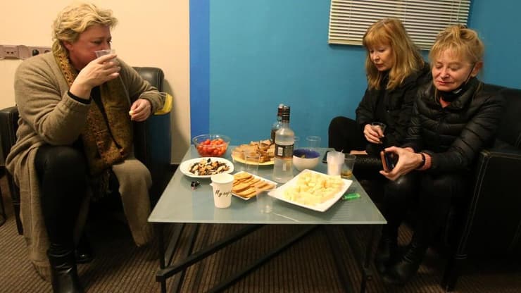 קטיה ששונסקי, ליליאן רות ונטשה מנור במפגש לזכר יבגני אריה בתיאטרון "גשר"