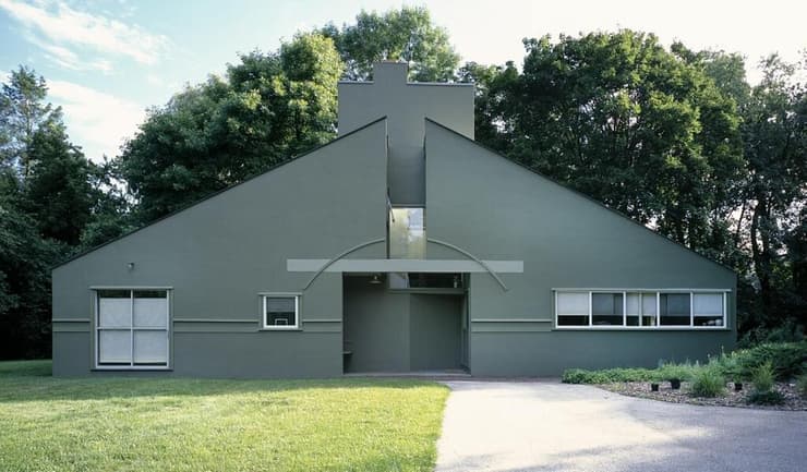 אלמנטים אדריכליים משובשים בבית פוסט-מודרני שבנה האדריכל רוברט ונטורי, ממייסדי הזרם