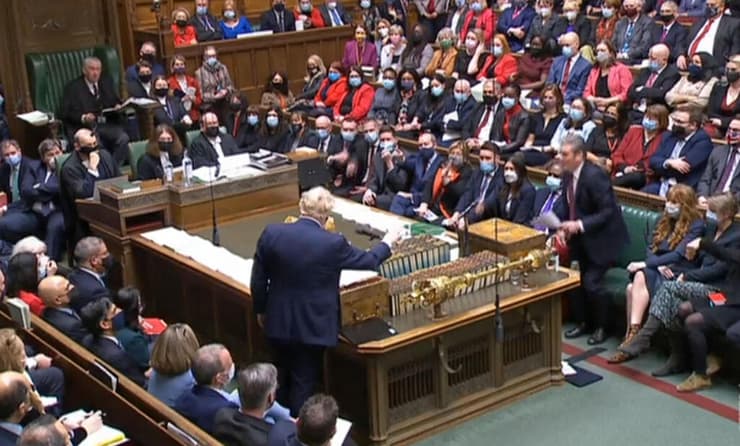 בוריס ג'ונסון משיב לשאלות מחוקקים ב פרלמנט בריטניה