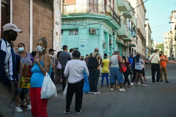 קובה עומדים בתור שעות מחסור ב מוצרים