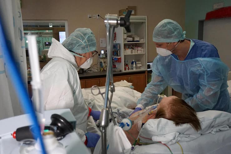 מטפלים בחולי קורונה בית חולים ב צ'כיה