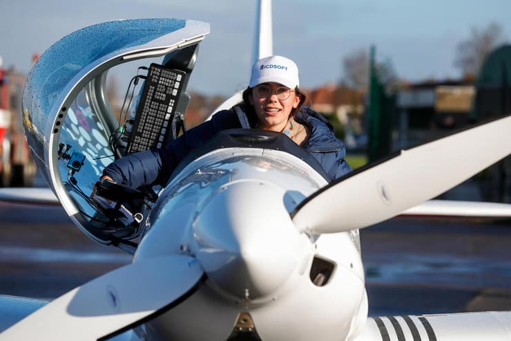 בלגיה זארה רוטרפורד בת 19 הקיפה לבדה את העולם ב מטוס