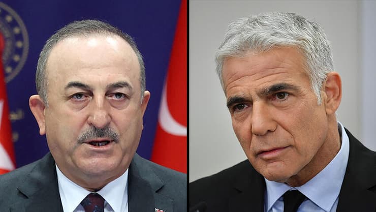 שר החוץ לפיד ושר החוץ הטורקי צ'בושולו. ההערכה: השגרירים לא יחזרו בתום הביקור