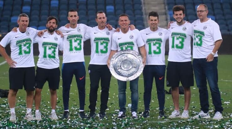 ברק בכר והצוות עם הצלחת (עמרי שטיין) ברק בכר והצוות עם הצלחת