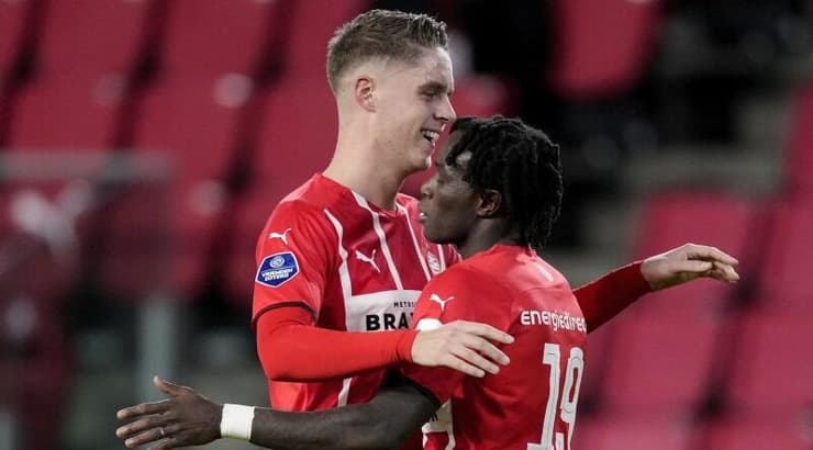 ברומה חוגג עם ג'וי וירמן (רויטרס) ברומה חוגג עם ג'וי וירמן