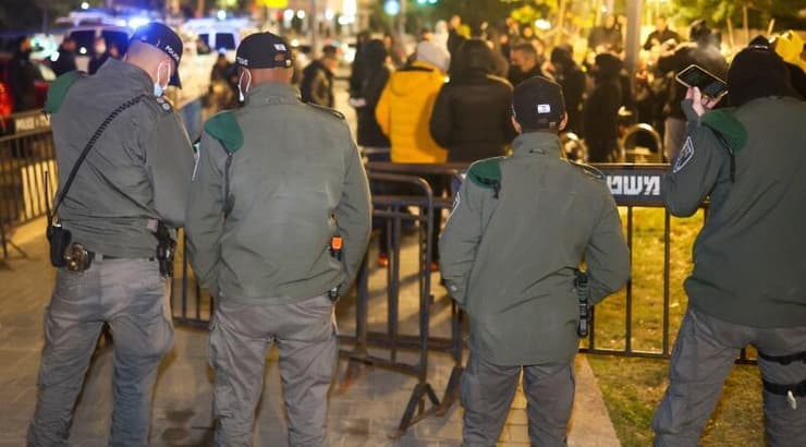 שוטרים בהפגנה נגד משה חוגג (שחר גרוס) שוטרים בהפגנה נגד משה חוגג