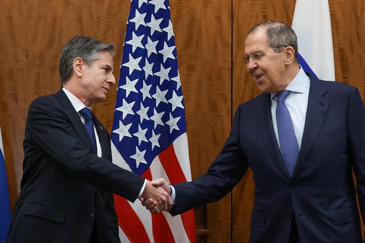 מזכיר המדינה האמריקאי אנתוני בלינקן בפגישה עם סרגיי לברוב שר החוץ הרוסי בועידת הגרעין בג'נבה שוויץ