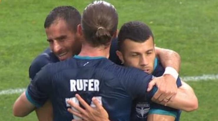 תומר חמד חוגג עם חבריו לקבוצה בוולינגטון (צילום מסך) תומר חמד חוגג עם חבריו לקבוצה בוולינגטון