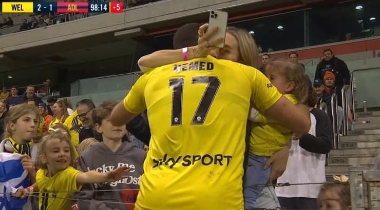 תומר חמד חוגג עם אישתו שונית עוד שער במדי וולינגטון (צילום מסך) תומר חמד חוגג עם אישתו שונית עוד שער במדי וולינגטון