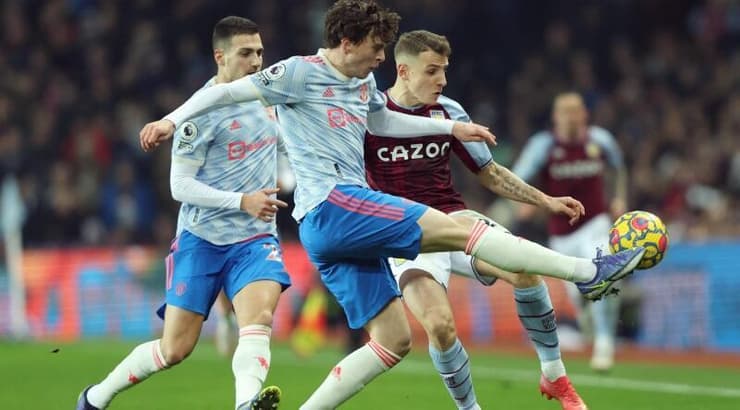 ויקטור לינדלוף מנסה להרחיק (רויטרס) ויקטור לינדלוף מנסה להרחיק