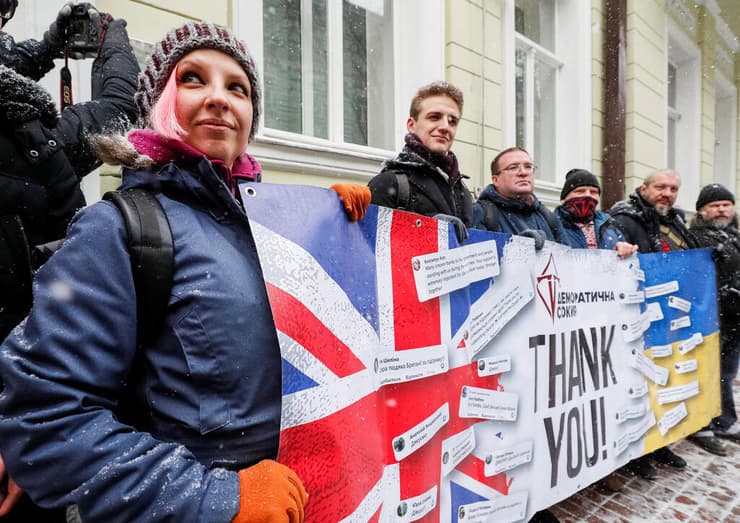 מודים ל בריטניה על הסיוע ל אוקראינה מול השגרירות הבריטית ב קייב