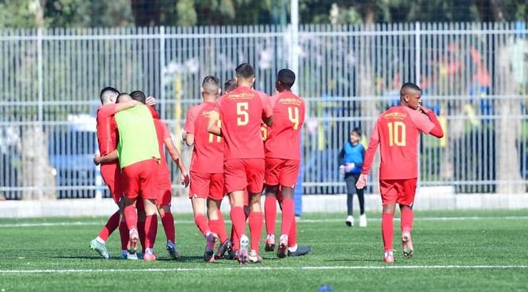 שחקני אשדוד חוגגים עם רביד אברג'יל (חגי מיכאלי) שחקני אשדוד חוגגים עם רביד אברג'יל